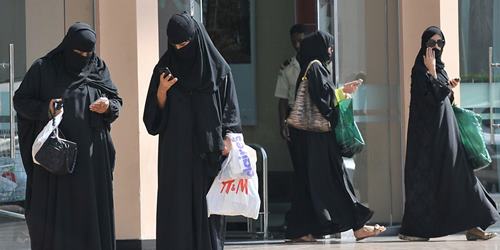 ما الذي تخفيه المرأة الخليجية تحت العباءة ؟
